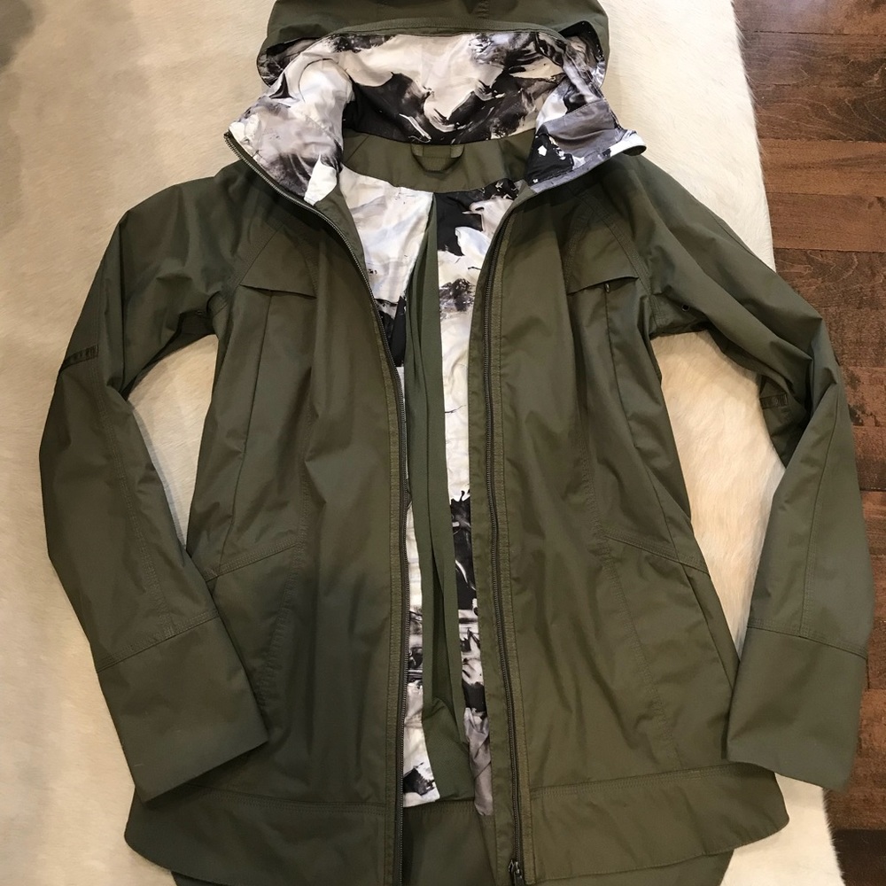 VEUC Lululemon Fo Drizzle Jacket, Sz 4